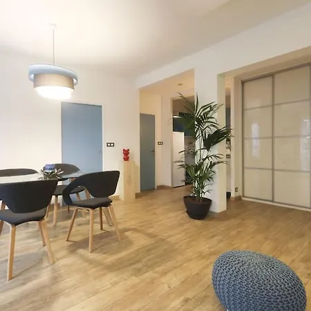 Newly Renovated Spacious In Montorgeuil Area Apartment *