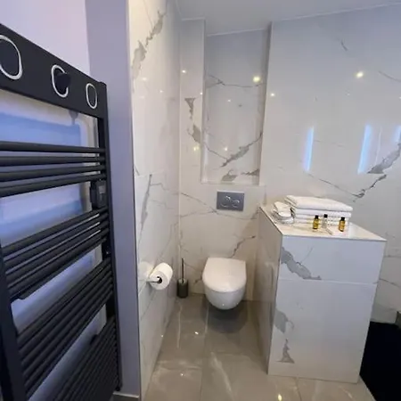 Newly Renovated Spacious In Montorgeuil Area Appartamento